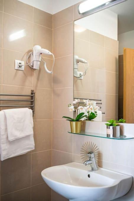 Free Parking! Soho Budapest 304, 4 Ppl, Ac, Fast Wifi, Smart Tv المظهر الخارجي الصورة