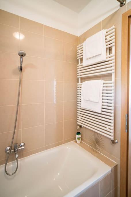 Free Parking! Soho Budapest 304, 4 Ppl, Ac, Fast Wifi, Smart Tv المظهر الخارجي الصورة